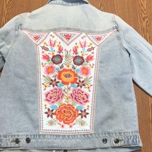 Savanna Jane light denim jacket w/embroidered flowers size medium